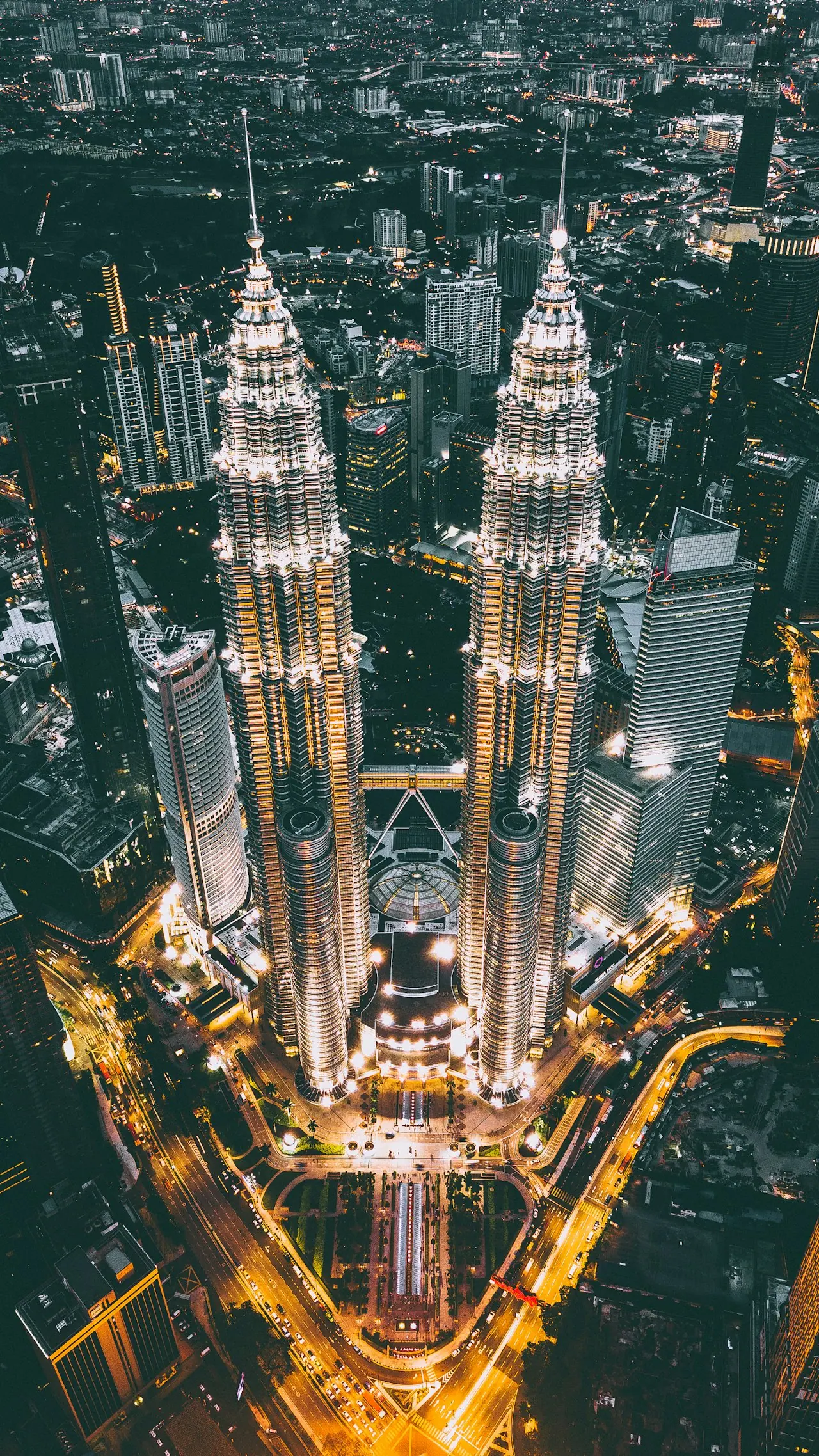 马来西亚吉隆坡双子塔夜景,周末城市出游的灵感